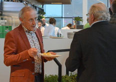 Gastheer Gerrit van Gelder prikte ook een vorkje mee,